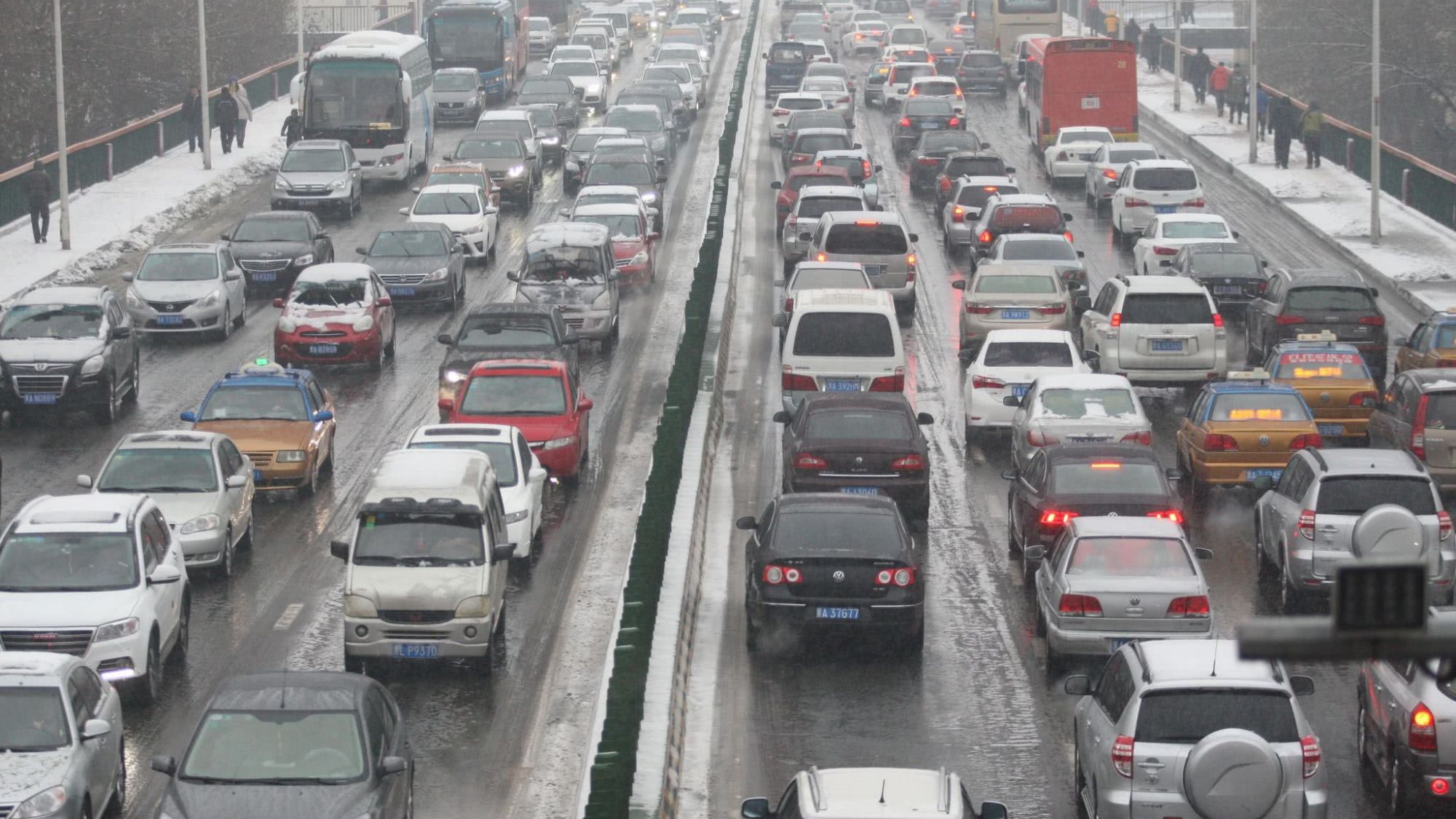 分析黑龙江省哈尔滨市的堵车情况:过江交通非重点,私家车是关键